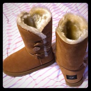 I am selling cream and tan UGGs!😘